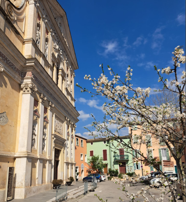Place du village de l'Escarène en face de la mairie