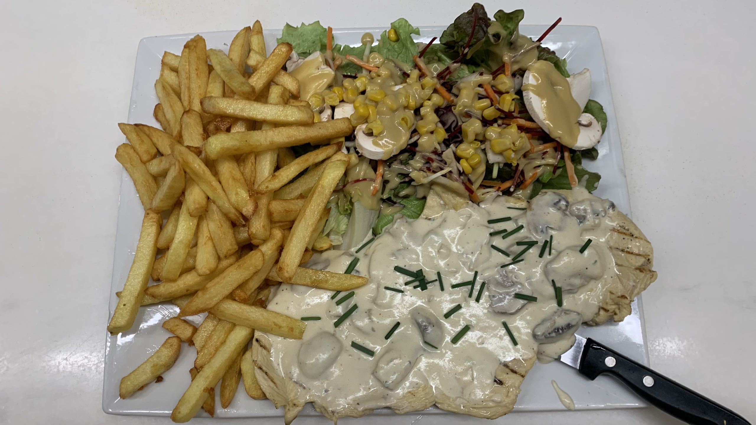 Escalope de volaille sauce forestiere et ses frites