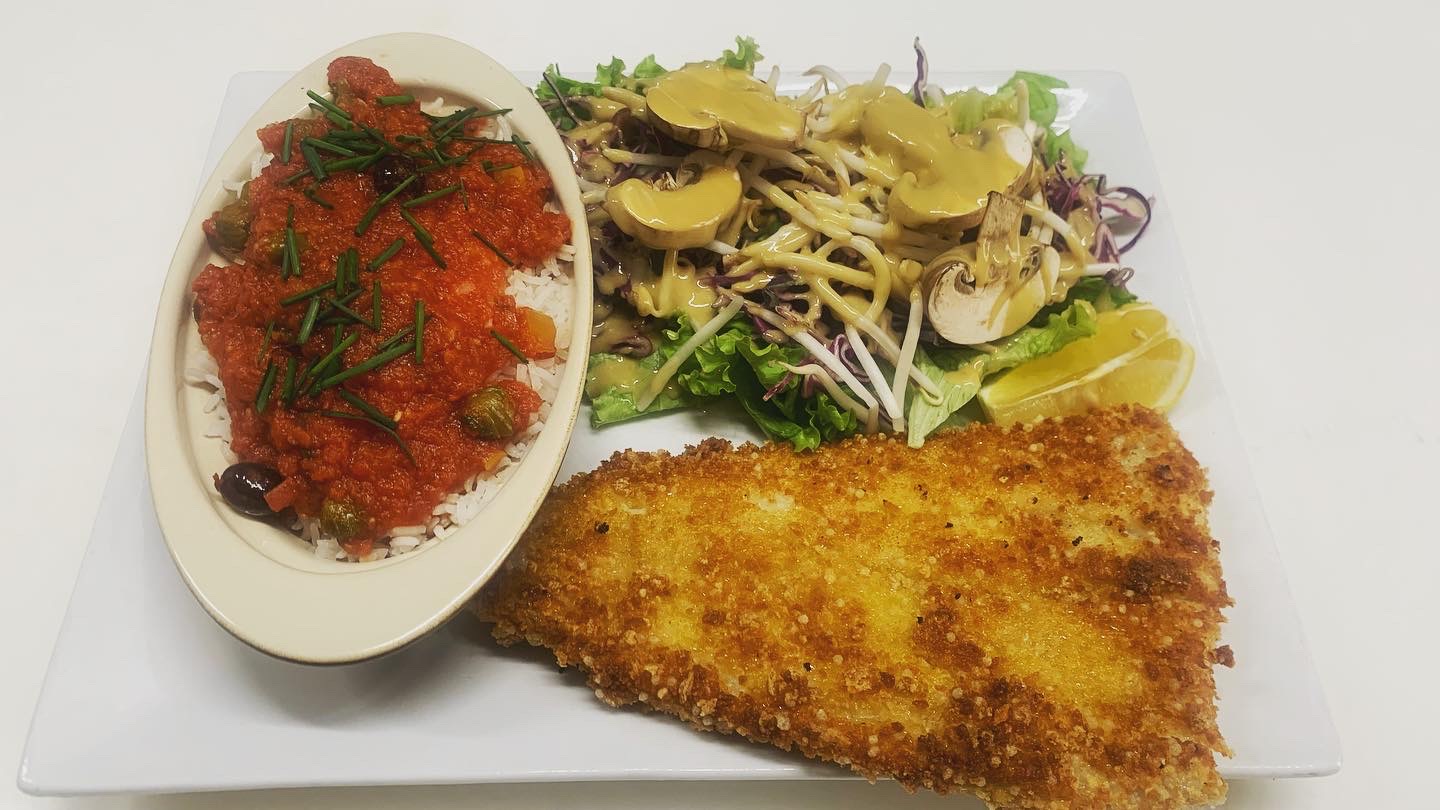 Escalope maison accompagné de riz sauce tomate et de sa salade